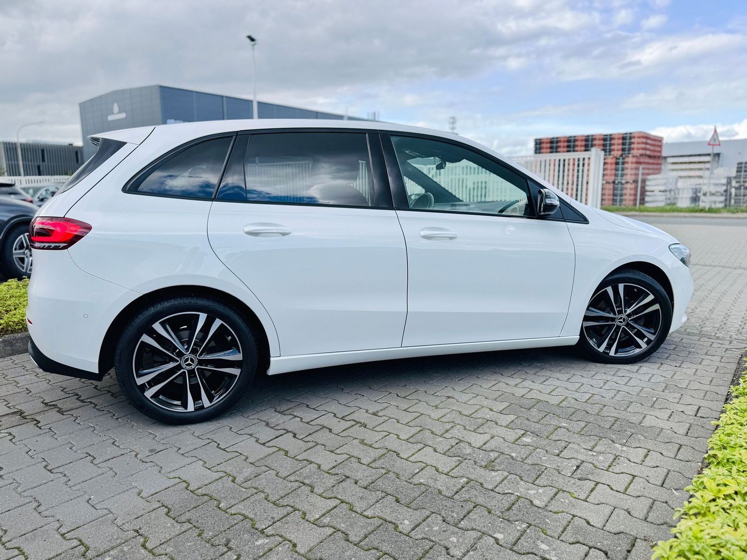 Fahrzeugabbildung Mercedes-Benz B 180 PROGRESSIVE & NIGHT, Autom., LED, EPH, Nav