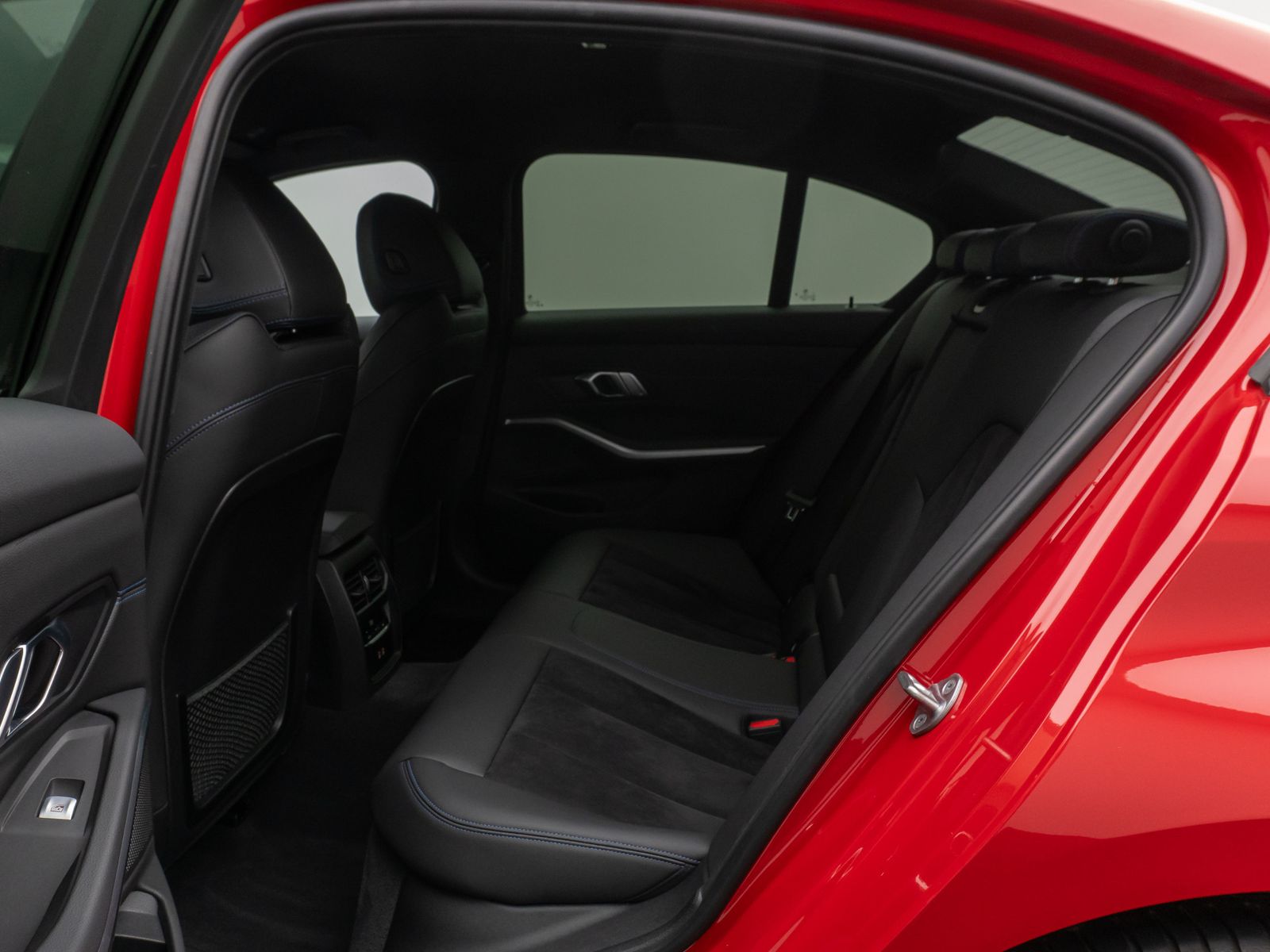 Fahrzeugabbildung BMW 330e M Sport HUD DAB PDC Geschwindigkeitsreg