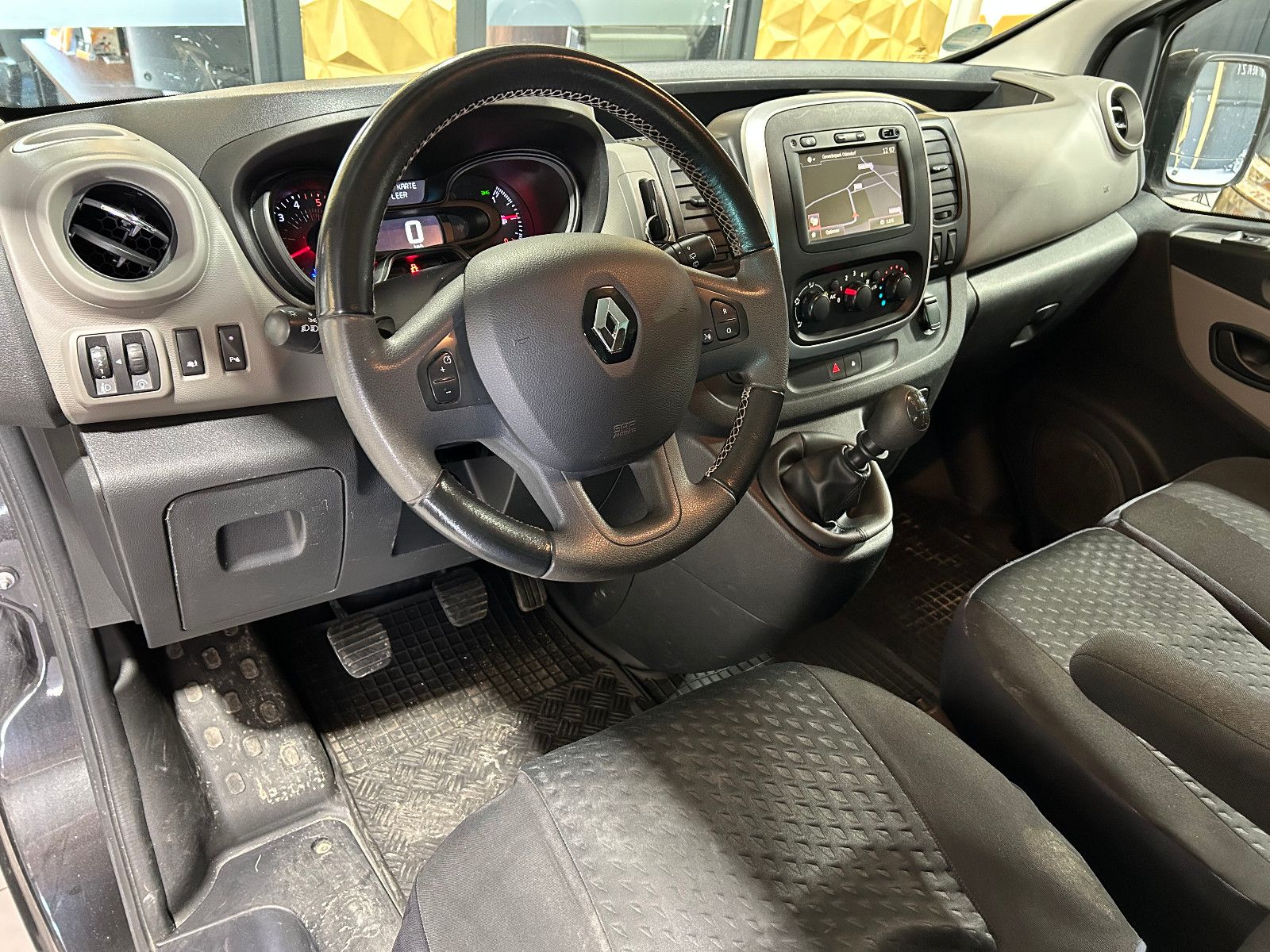 Fahrzeugabbildung Renault Trafic Combi L1H1 2,7t  Expression/9-SITZ/NAVI/