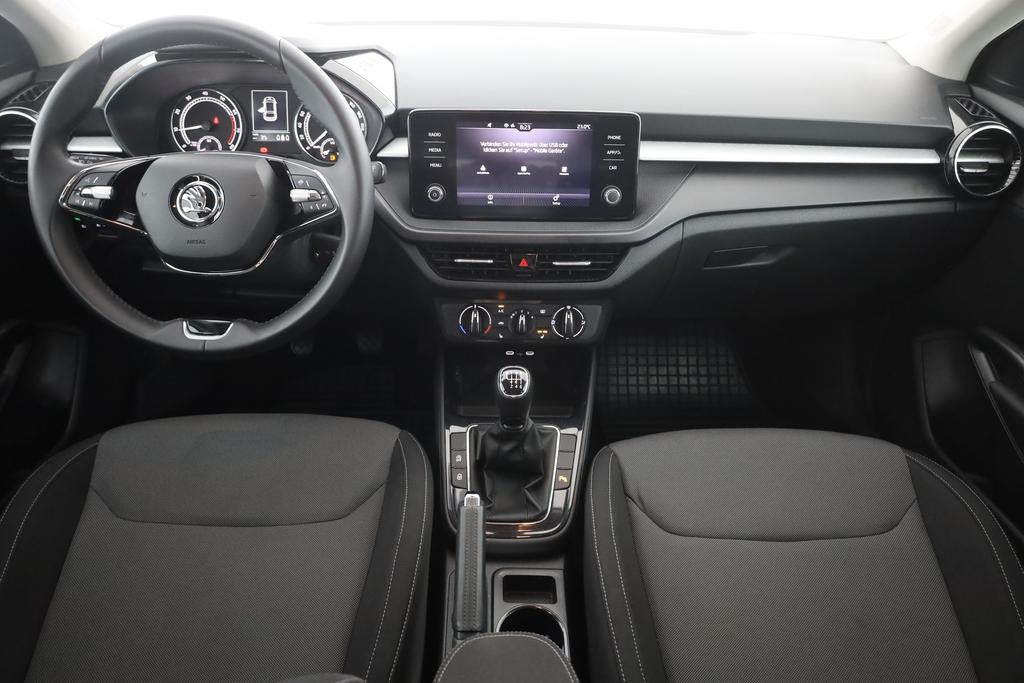 Skoda Fabia 2022 г. Серебристый, пробег 32399 км