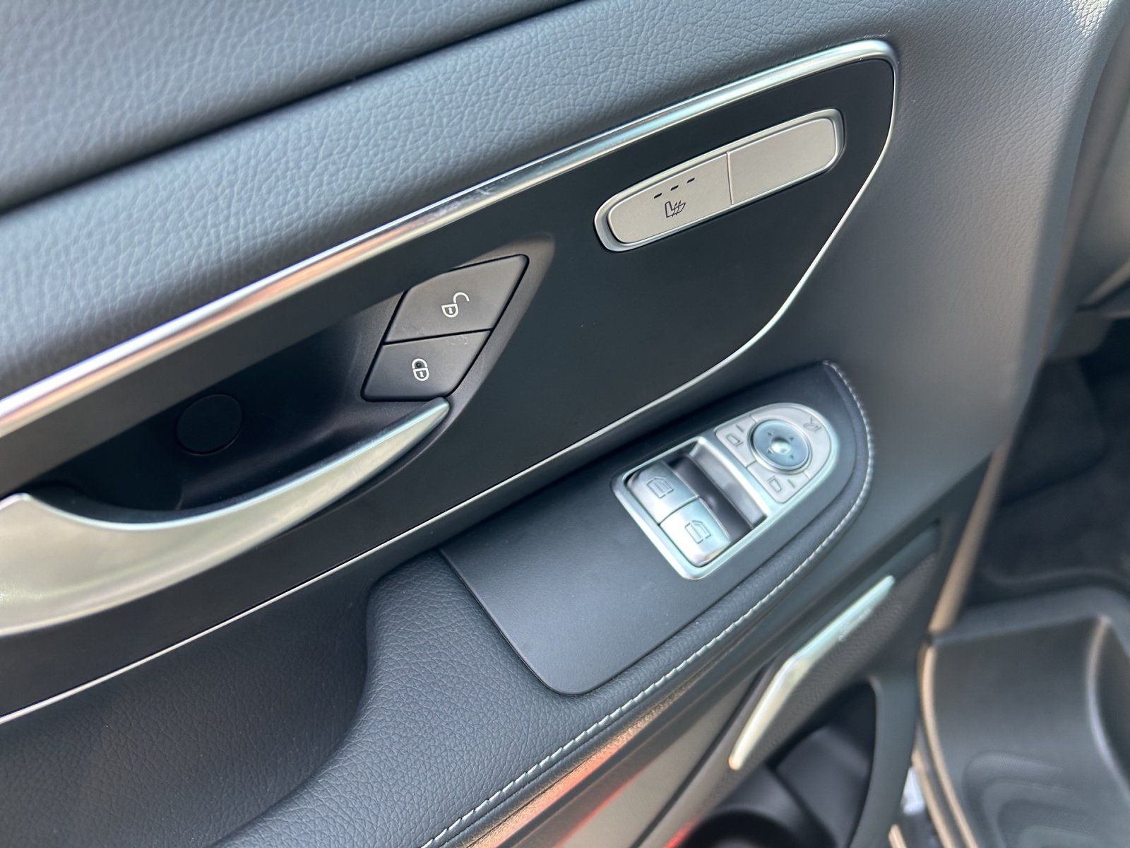 Fahrzeugabbildung Mercedes-Benz V 250 d Avantgarde Winterpaket AMG-Line AHK MBUX