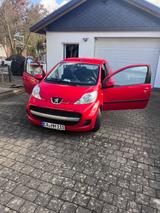 Peugeot 107 Petit Filou 70 Petit Filou - Peugeot 107 mit Benzin-Antrieb: Kleinwagen, Automatik