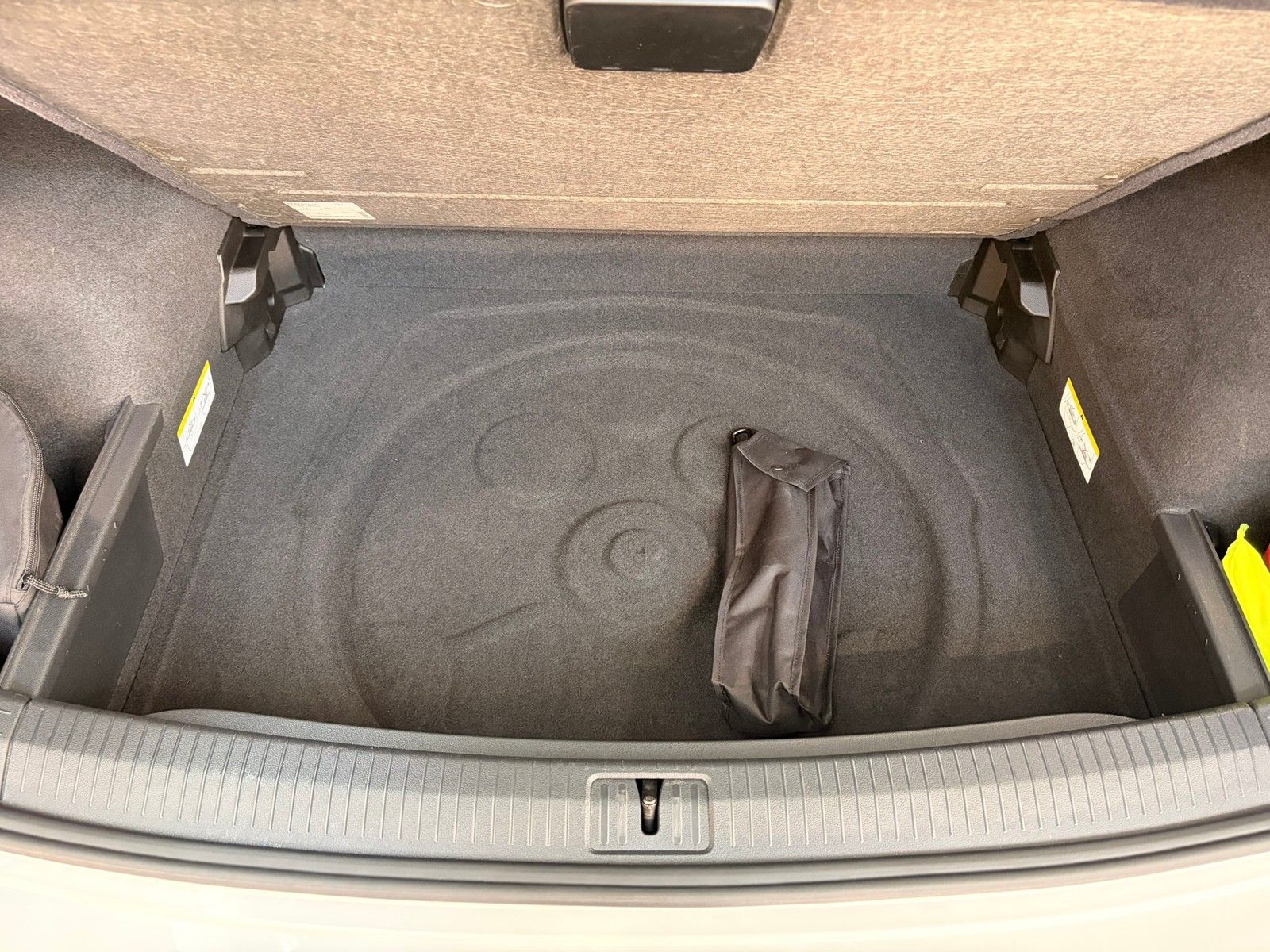 Fahrzeugabbildung Volkswagen Tiguan R 2,0 TSI DSG 4-Motion +AHK + Navi +Leder