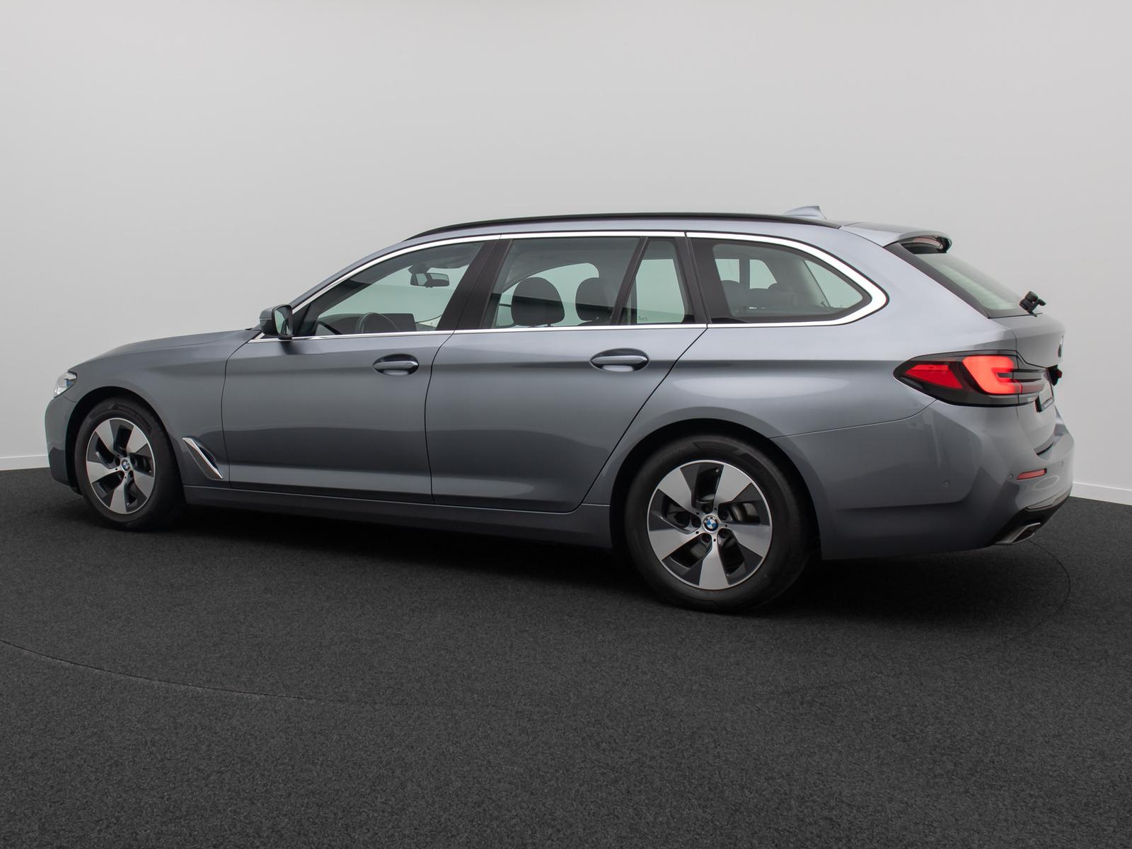 BMW 520d Kamera HUD Alarm Panorama DAB Leder Sport