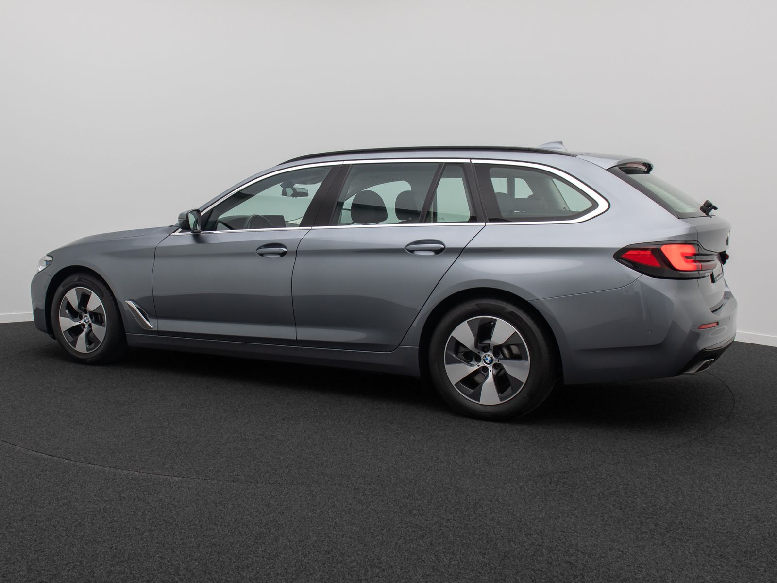 Fahrzeugabbildung BMW 520d Kamera HUD Alarm Panorama DAB Leder Sport
