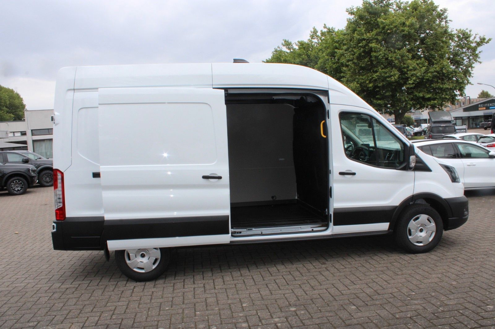 Fahrzeugabbildung Ford Transit L3 H2 LKW Kasten HOCHDACH KLIMA AHK CAM