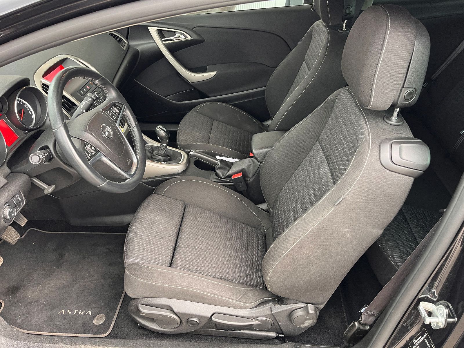Fahrzeugabbildung Opel Astra J GTC Active 1.4 Turbo 88KW