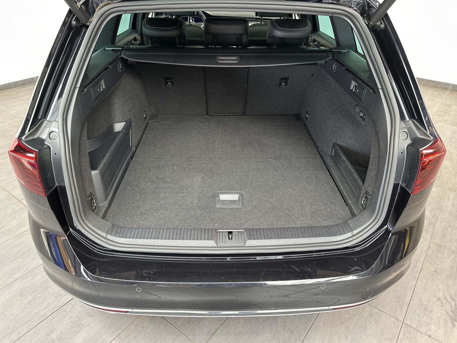 Fahrzeugabbildung Volkswagen Passat Variant 2.0 TDI 4M R-Line NAV+MED+PANO+PP