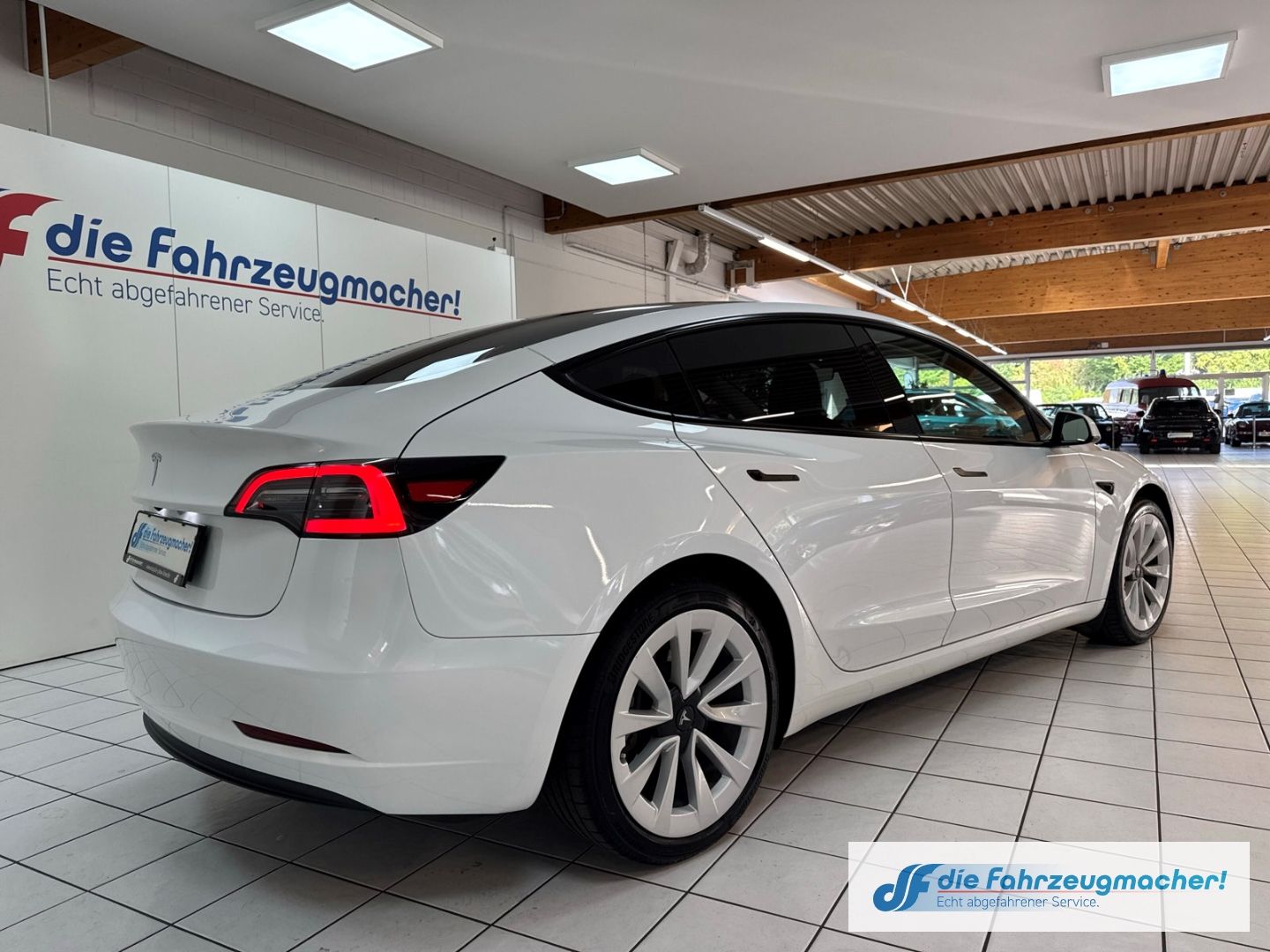 Fahrzeugabbildung Tesla Model 3 Basis RWD Soundsystem ACC El. Heckklappe