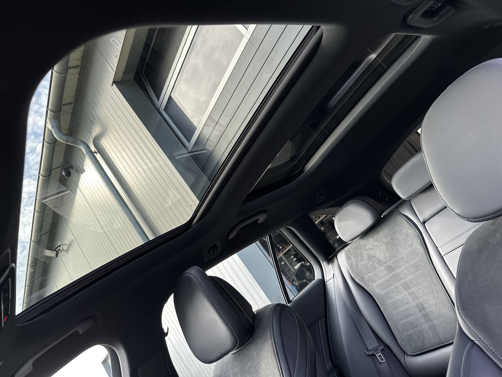 Fahrzeugabbildung Mercedes-Benz C 220d T AMG-Line NAV+LED+ACC+PANO+DISTRONIC+VC