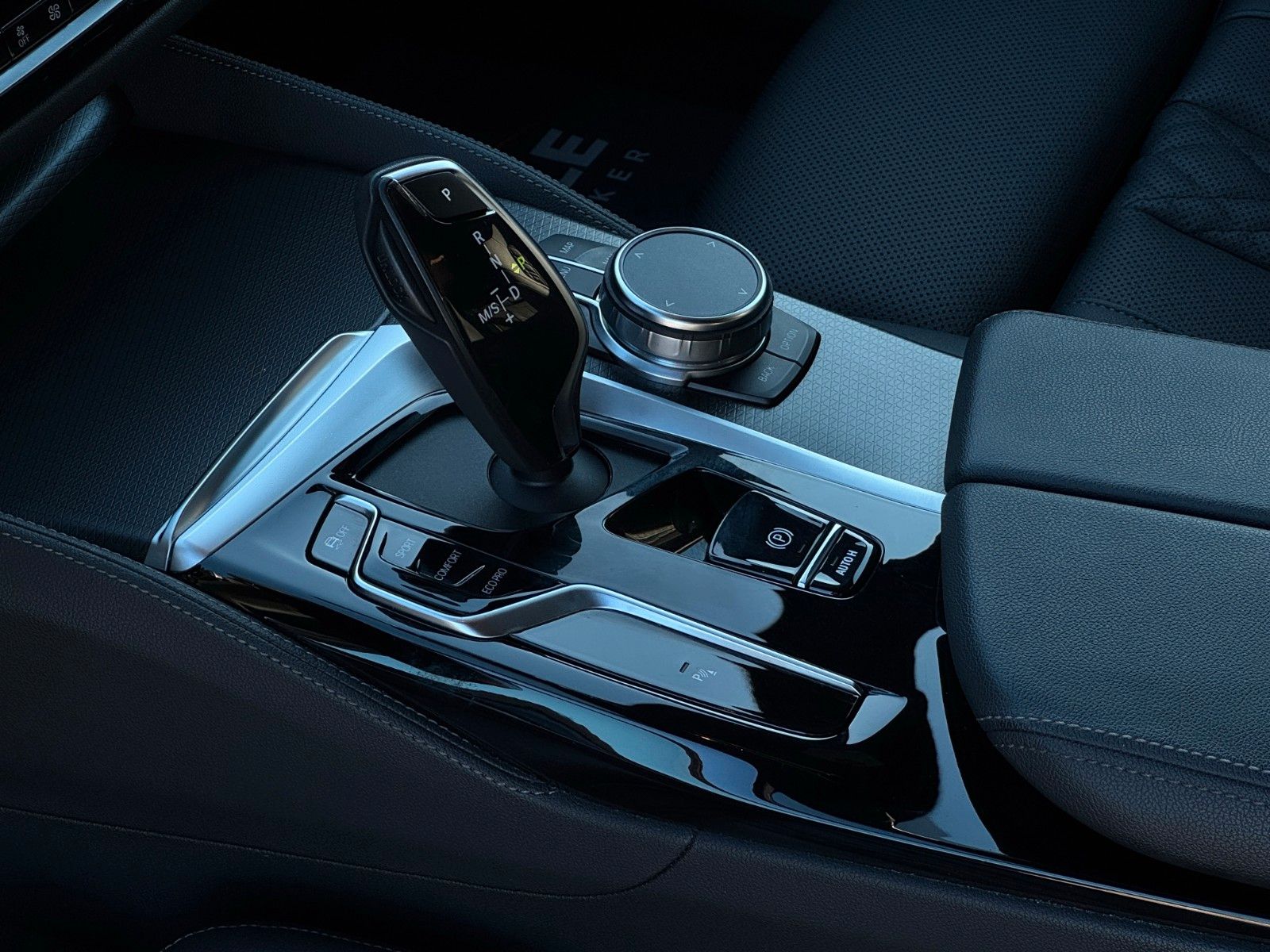 Fahrzeugabbildung BMW 530d Touring M Sport Shad HuD H&K LHZ SHZ Leder