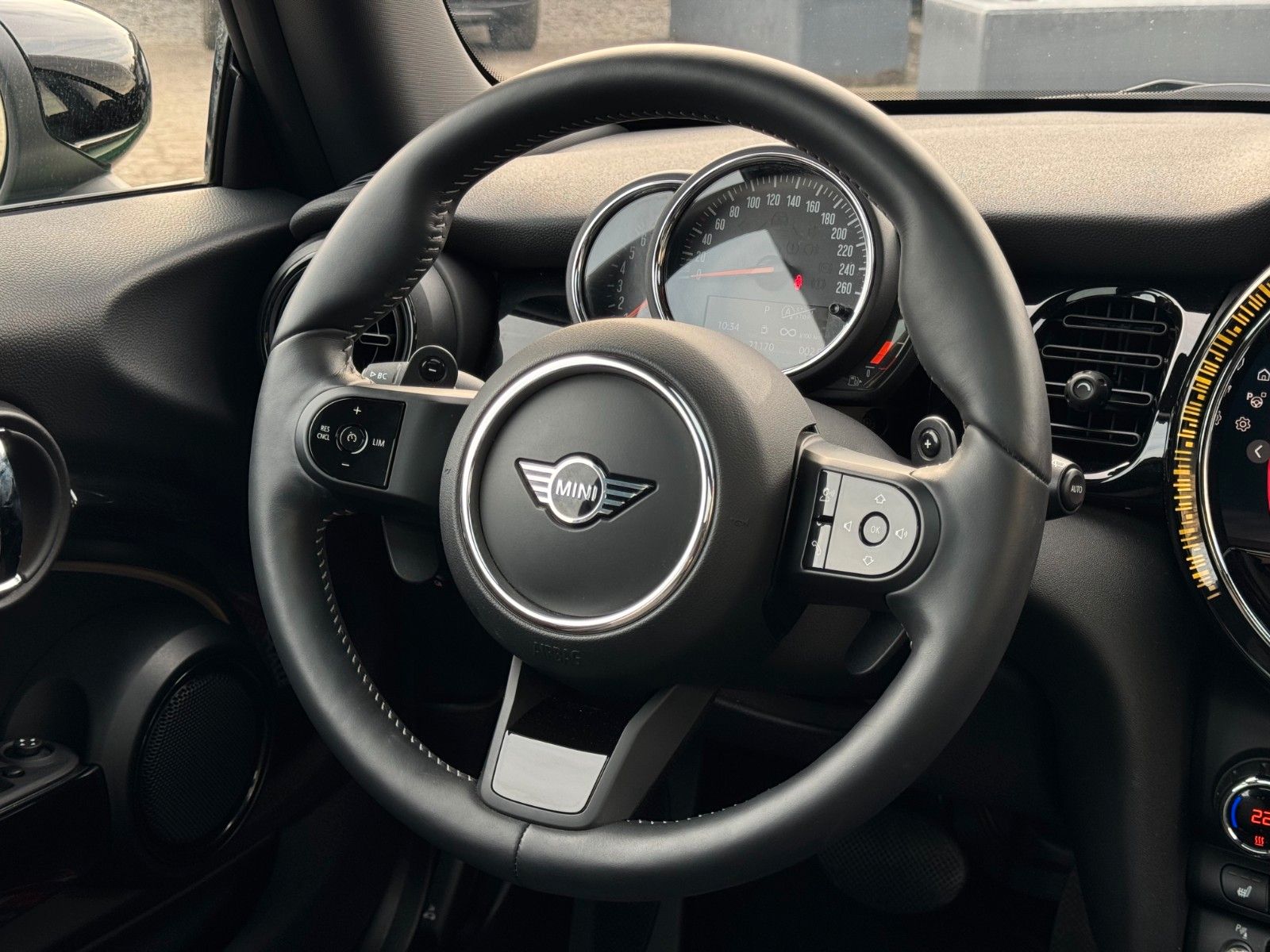 Fahrzeugabbildung MINI Cooper S Classic Trim Leder PANO LHZ SHZ BT PDC