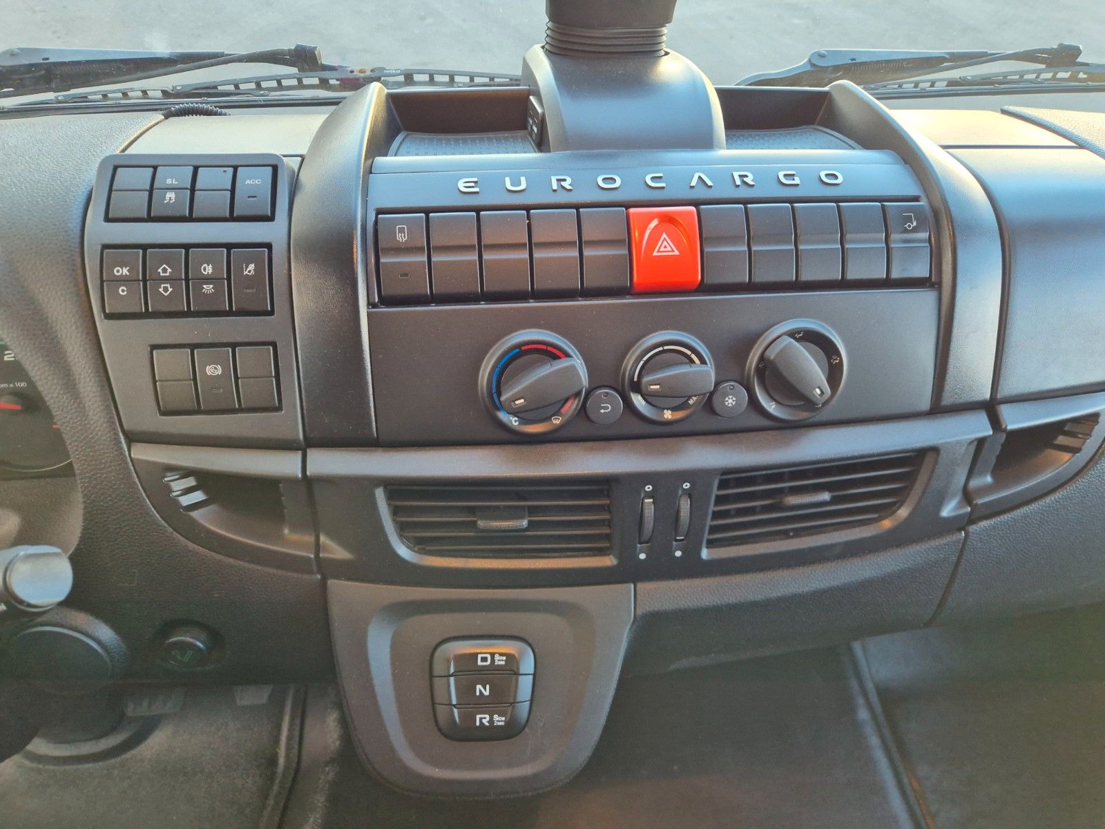 Fahrzeugabbildung Iveco Eurocargo 75-210/P LBW 1.000kg 3 Sitze Klima