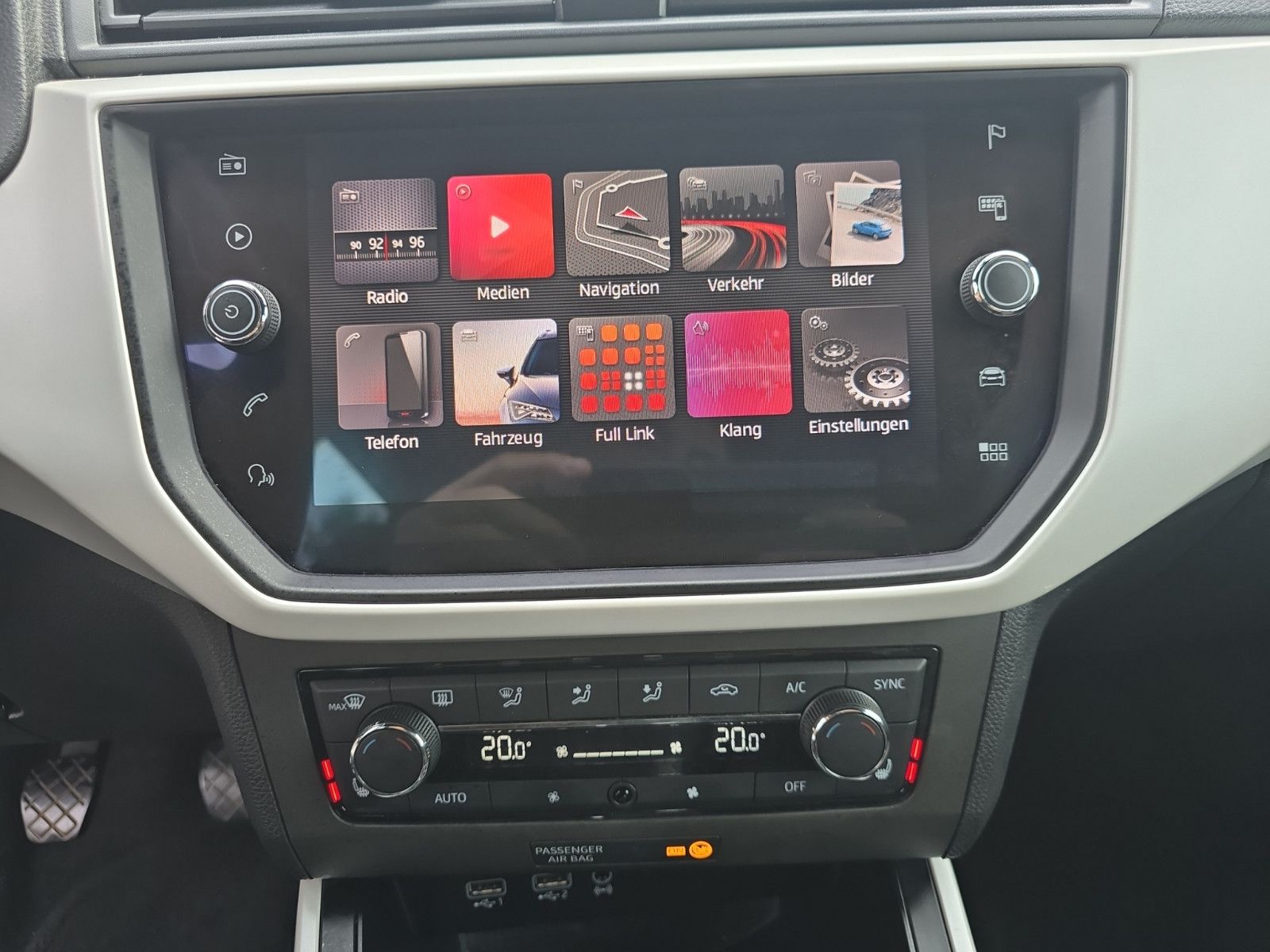 Fahrzeugabbildung SEAT Arona Xcellence*Navigationssystem AHK PDC SiTZHE