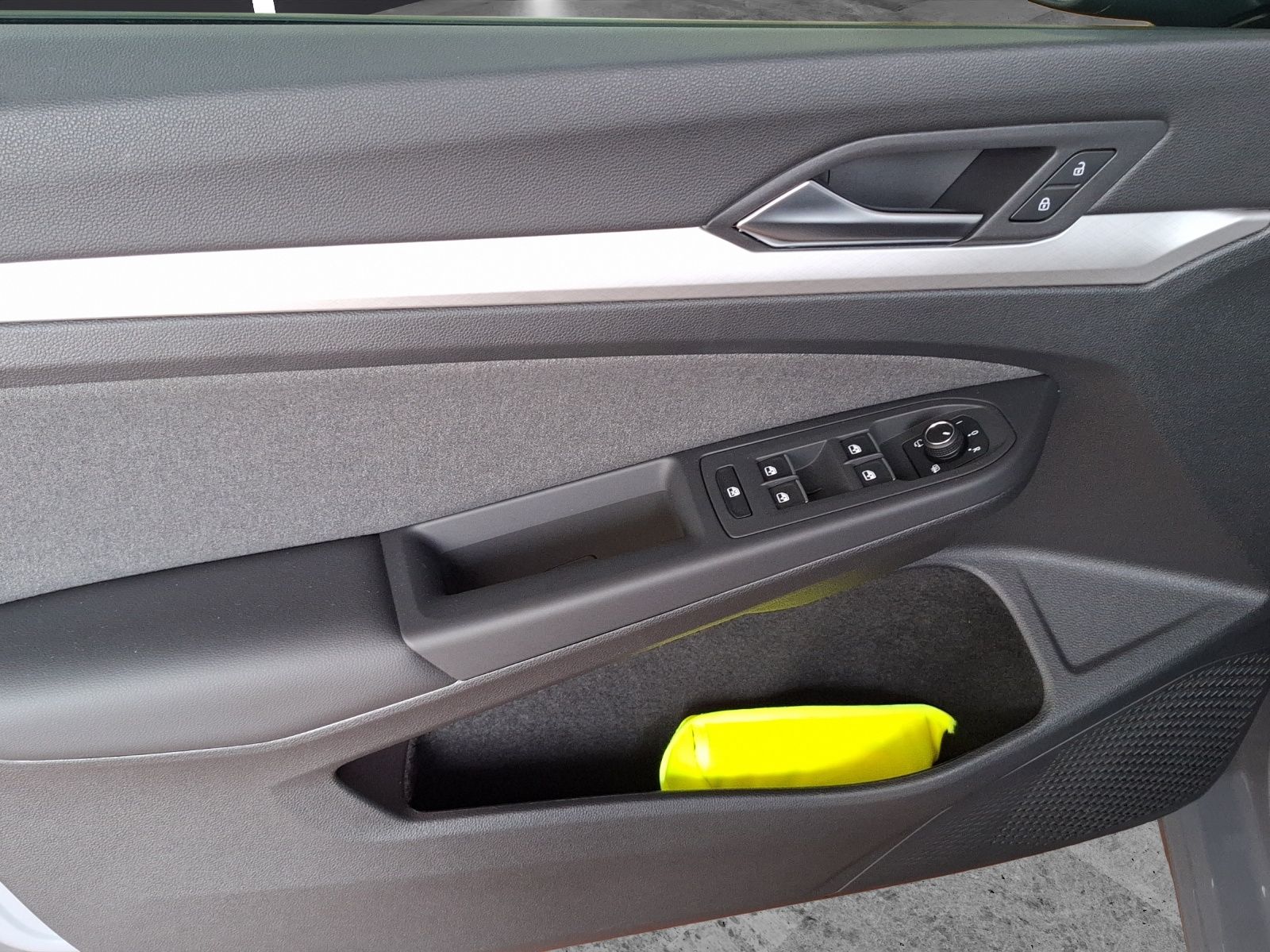 Fahrzeugabbildung Volkswagen Golf VIII TSI Life LED CarPlay AID ACC RFK SHZ