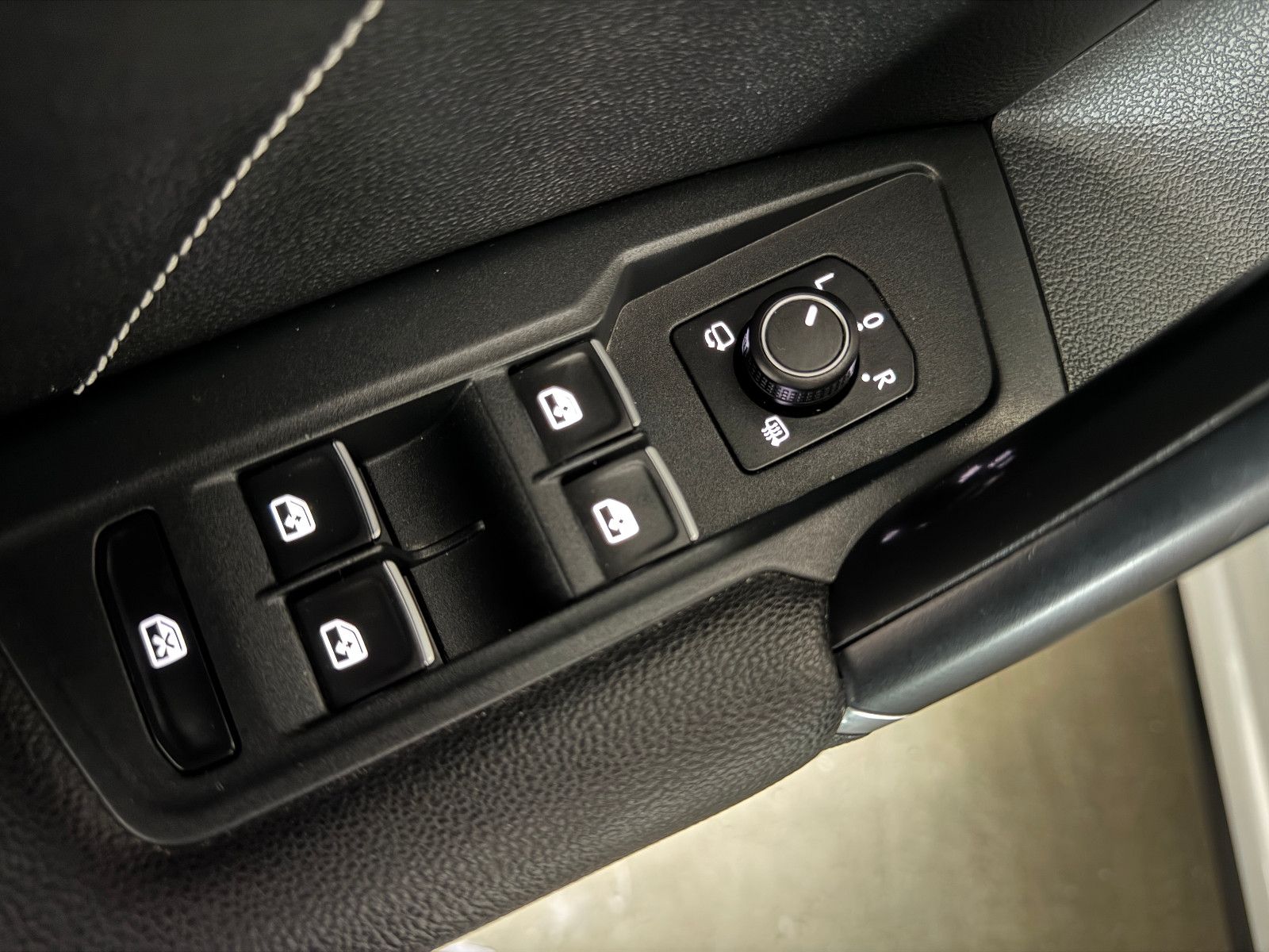 Fahrzeugabbildung Volkswagen Tiguan DSG 4MO 3X R-LINE PANO MEMORY BLACK STYLE