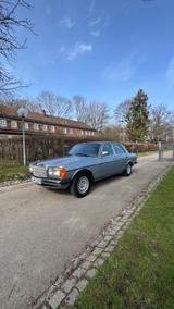 Mercedes-Benz 230 W123 Oldtimer mit H-Kennzeic - Mercedes-Benz 230: Limousine