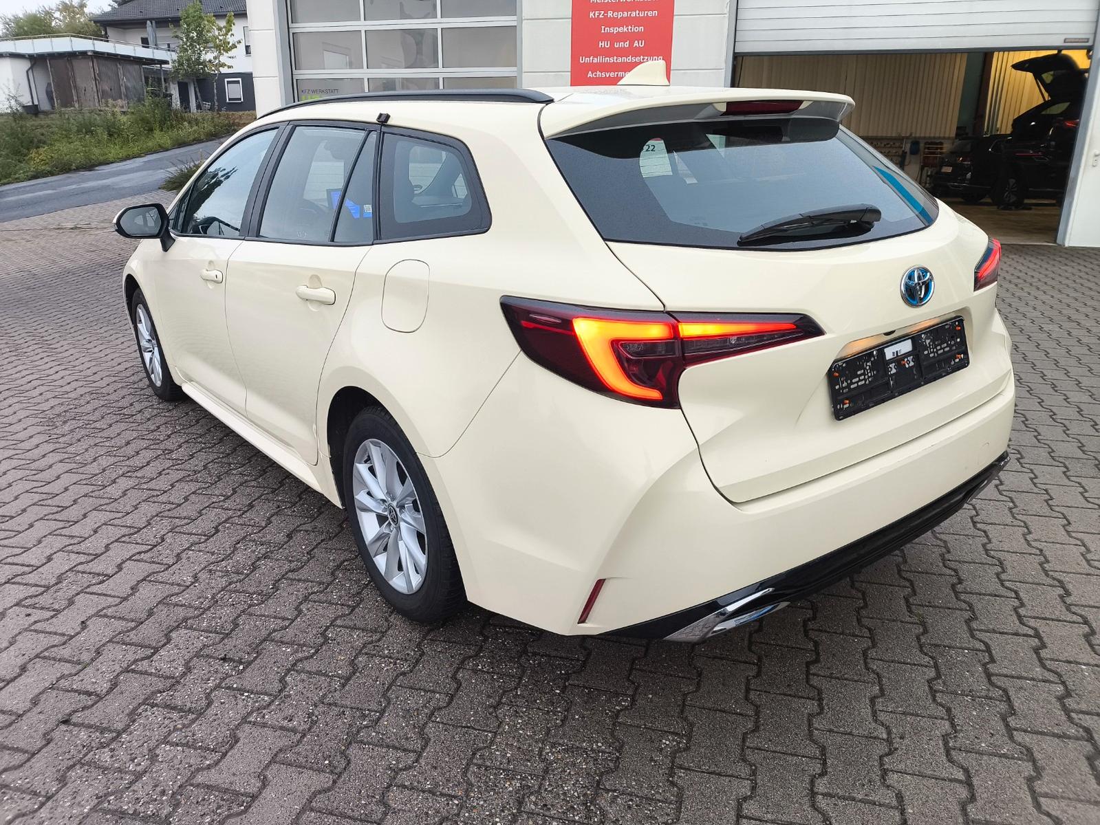 Toyota Corolla Touring Sports 1.8 VVT i-Hybrid Business