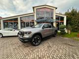Dodge RAM 1500 5,7 HEMI REBEL ÜBERROLLBÜGEL ROLLO - silberne Dodge RAM