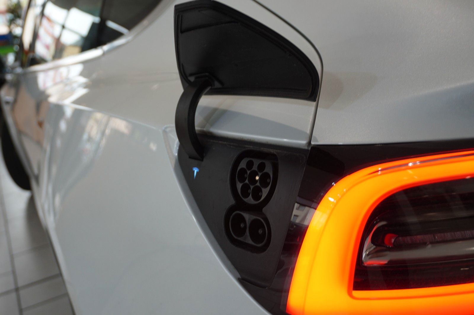 Fahrzeugabbildung Tesla Model 3 Standard Range Plus NAVI/KAMERA/SH/PANO