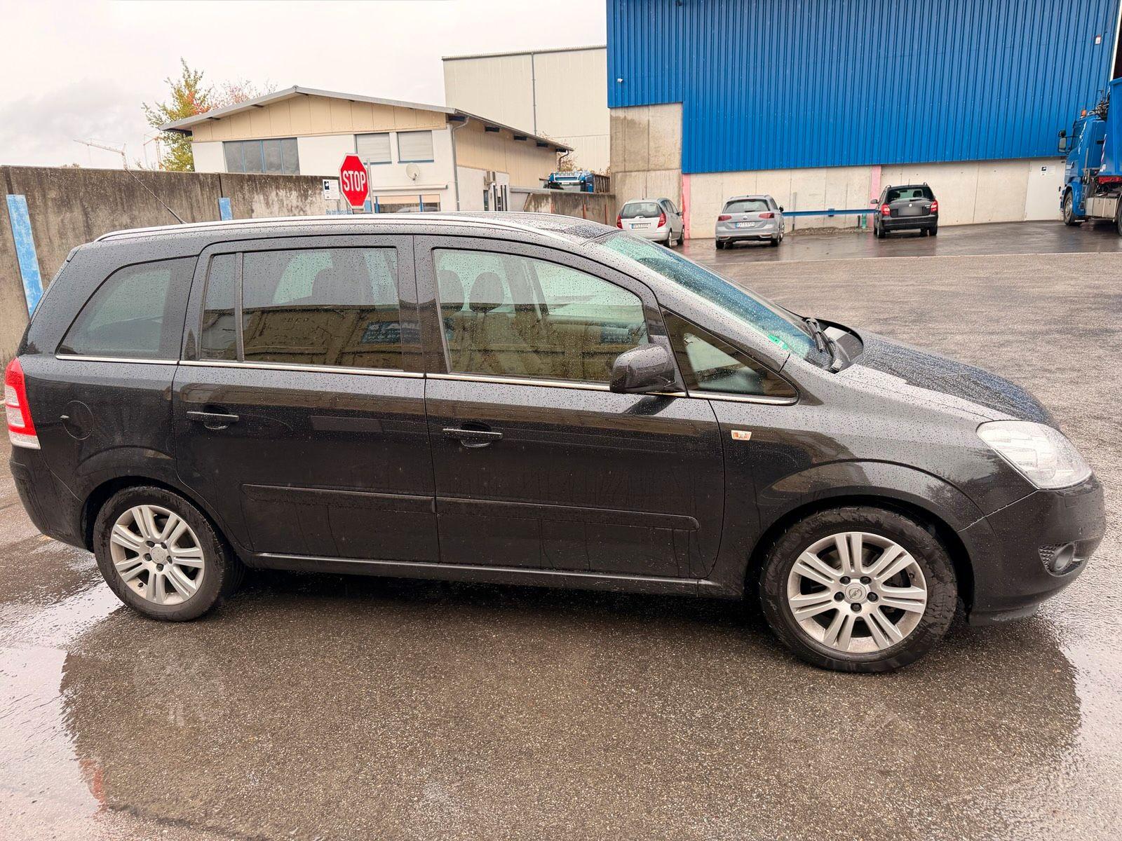 Opel Zafira 2012 — interior