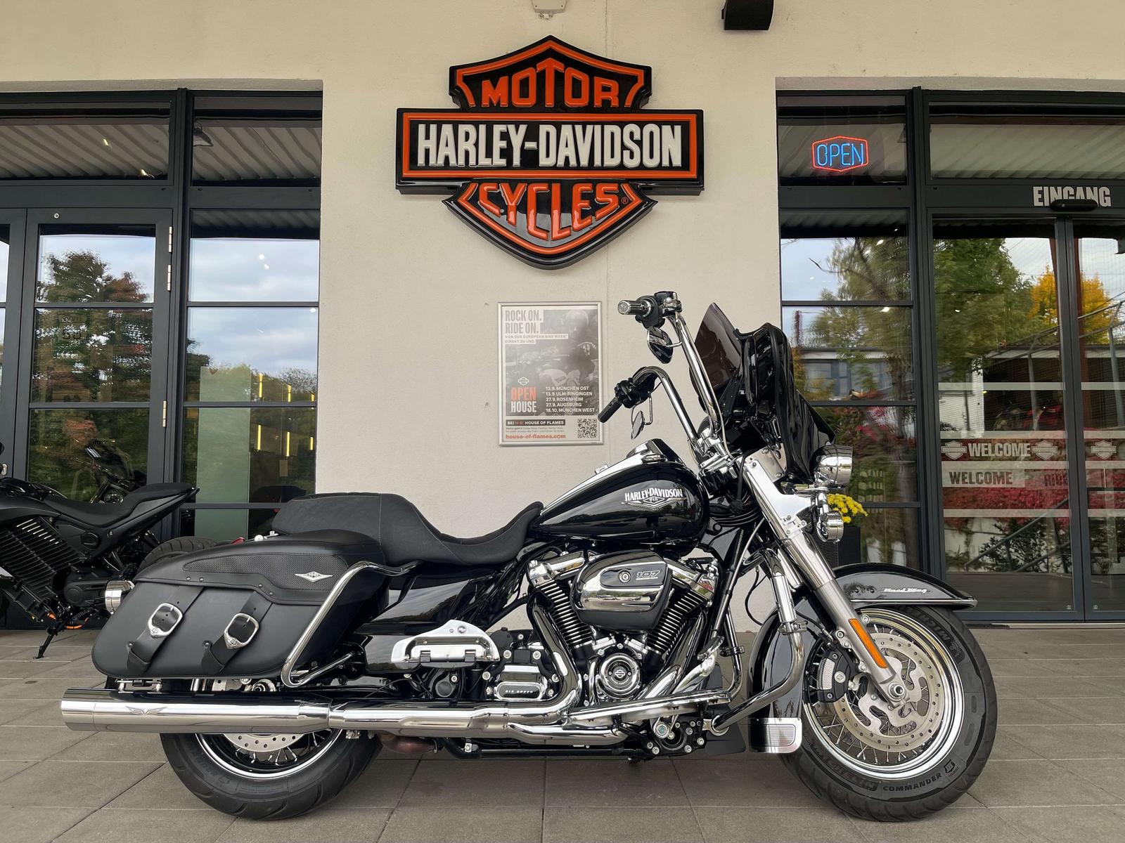 Harley-Davidson FLHRC Road King Classic mit Penzl Auspuff
