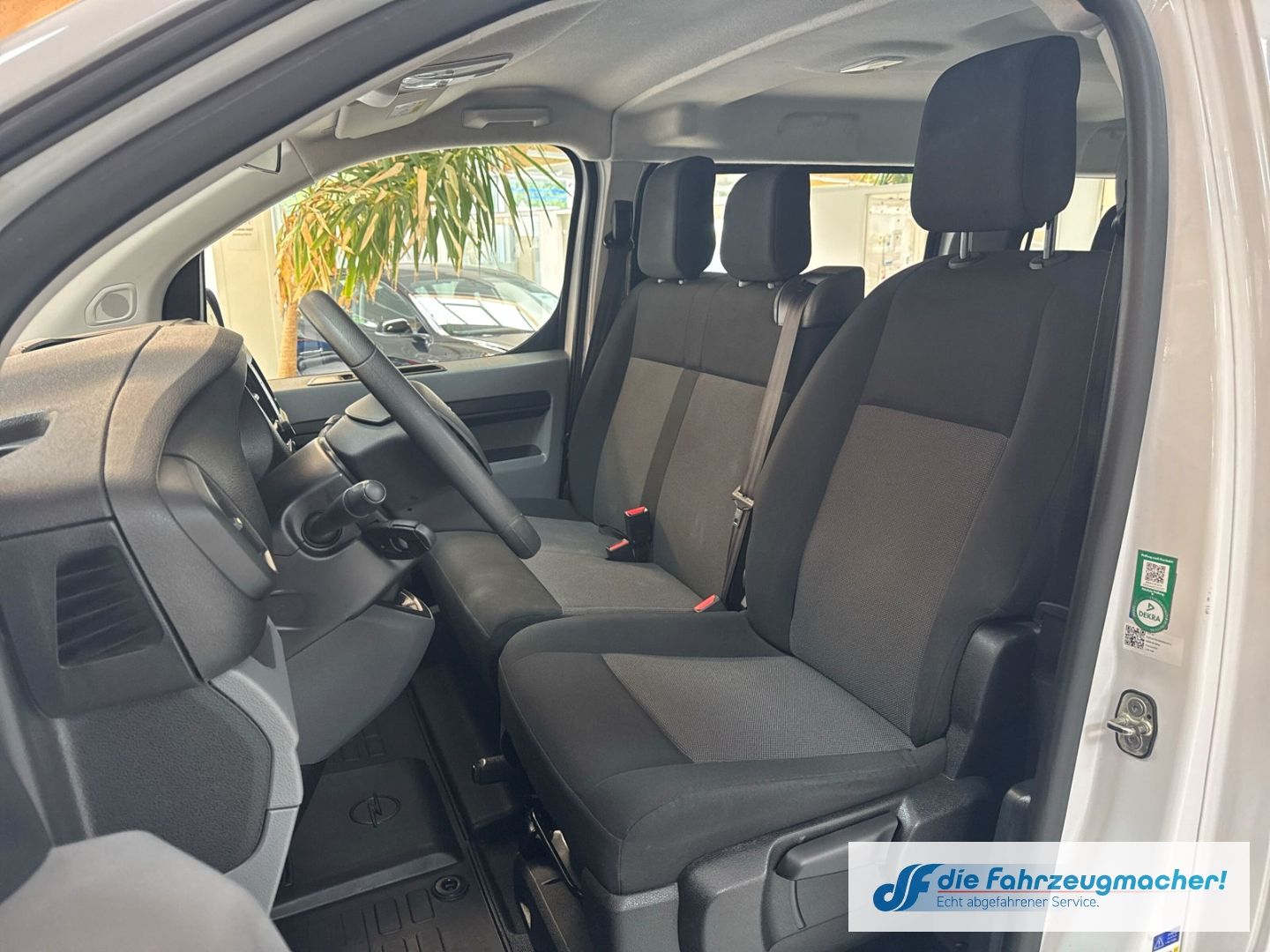 Fahrzeugabbildung Opel Vivaro Kombi L 1.5 D EU6d Apple CarPlay Android