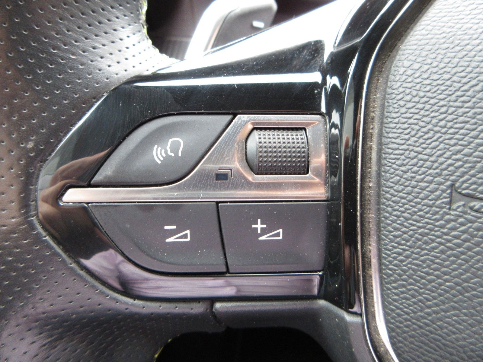 Fahrzeugabbildung Peugeot 208 GT Pack LED/NAVI/SHZ/PANO/HEADUP/PDC/17"