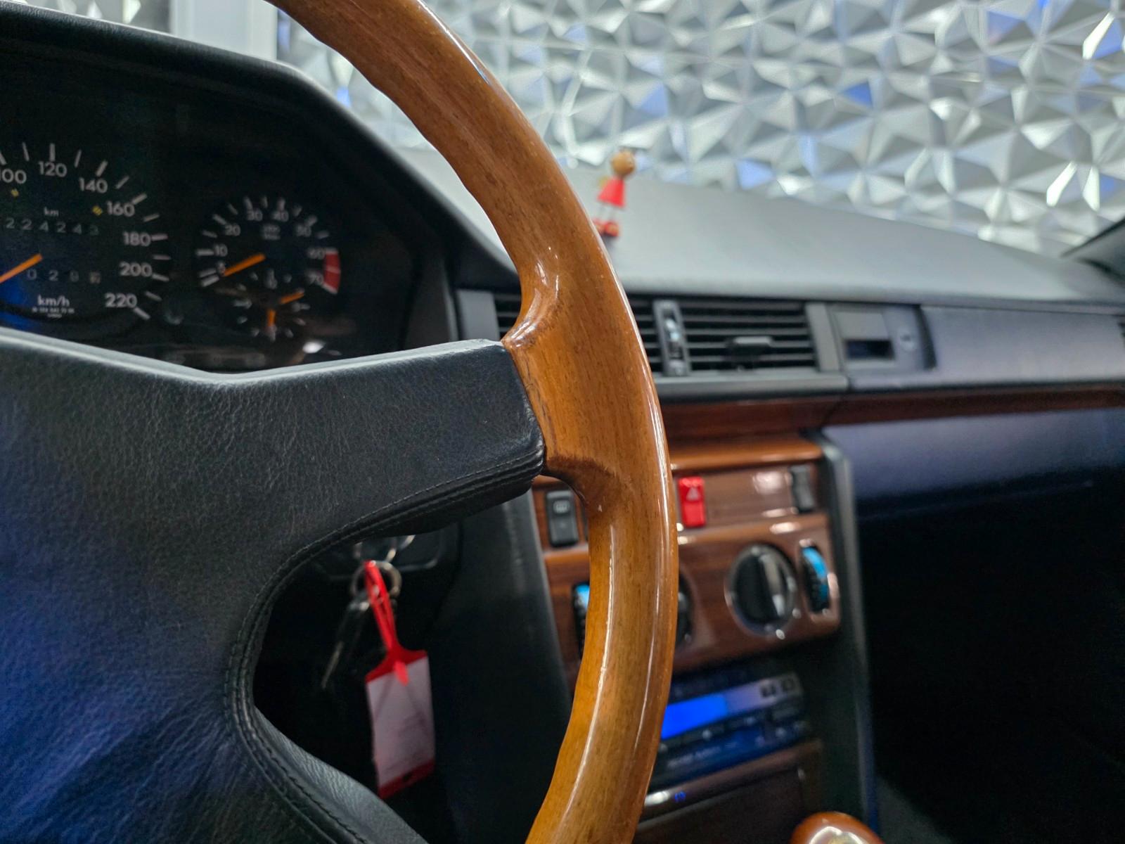 MERCEDES-BENZ E 230 TE BREAK W124 132 ch BVM 1ère MAIN - ATTELAGE - TOIT OUVRANT - 224240 km