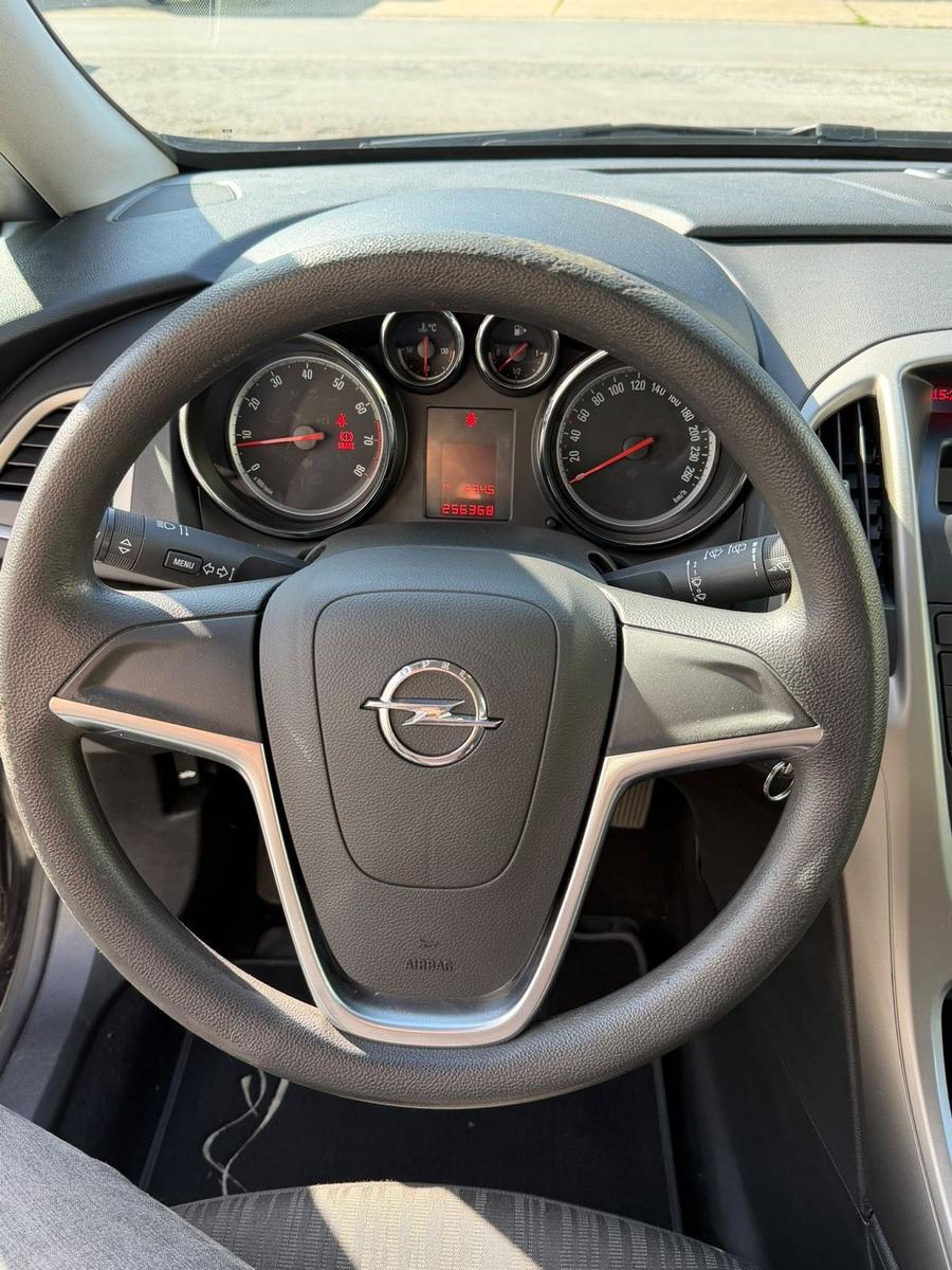 Opel Astra 2012 — photo 7