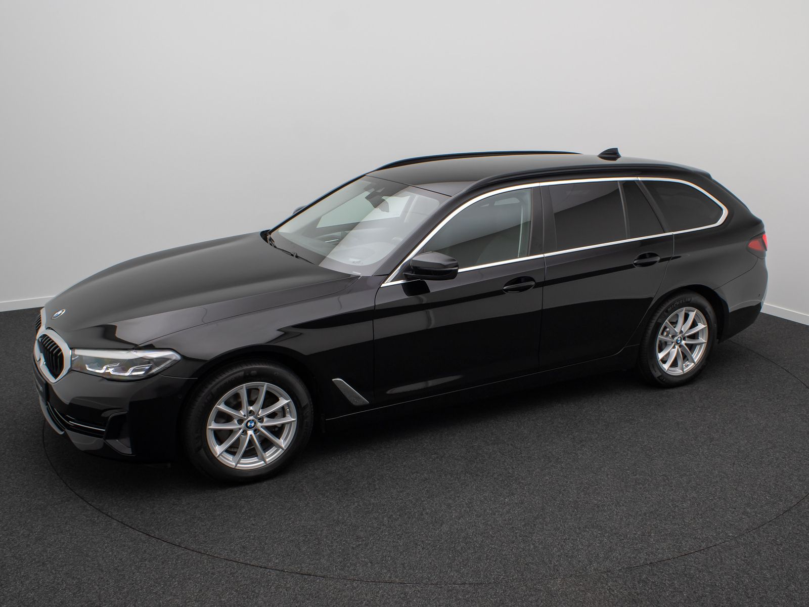 Fahrzeugabbildung BMW 520d xD Alarm Kamera DAB HUD 4xKlima Leder