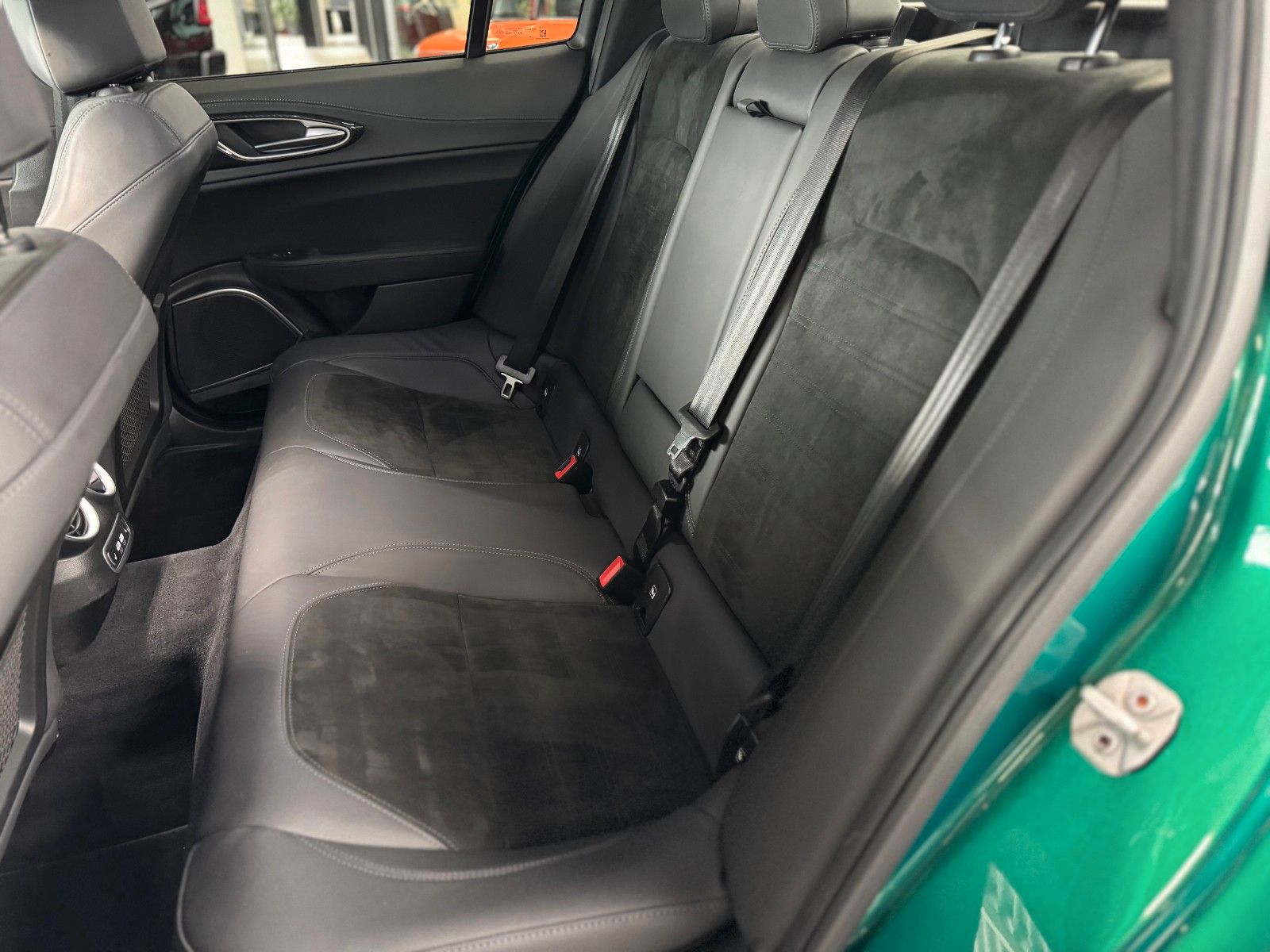 Fahrzeugabbildung Alfa Romeo Giulia 2.9 V6 Quadrifoglio "ACC Komfort-Paket"