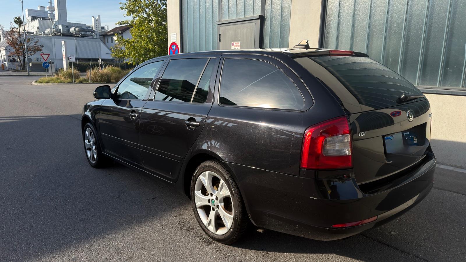 Skoda Octavia 2012 — rear view