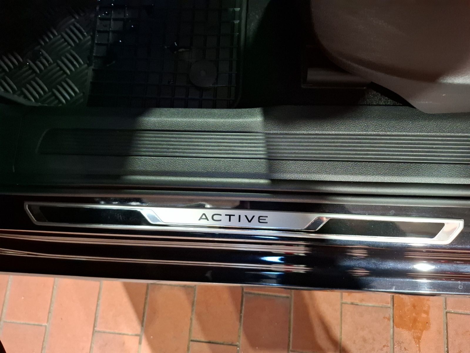 Fahrzeugabbildung Volkswagen Touran TDI Active DSG 7-Si. LED Navi AID ACC SH