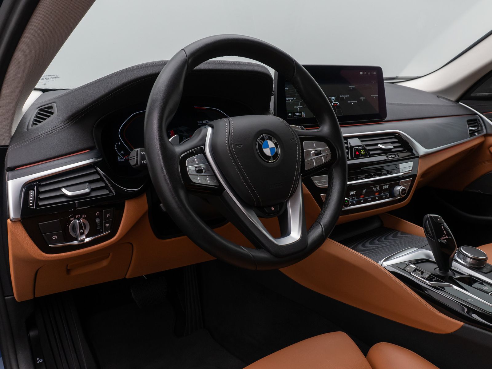 Fahrzeugabbildung BMW 530d xD LuxuryLine H/K DAB Komfort Alarm AHK ACC