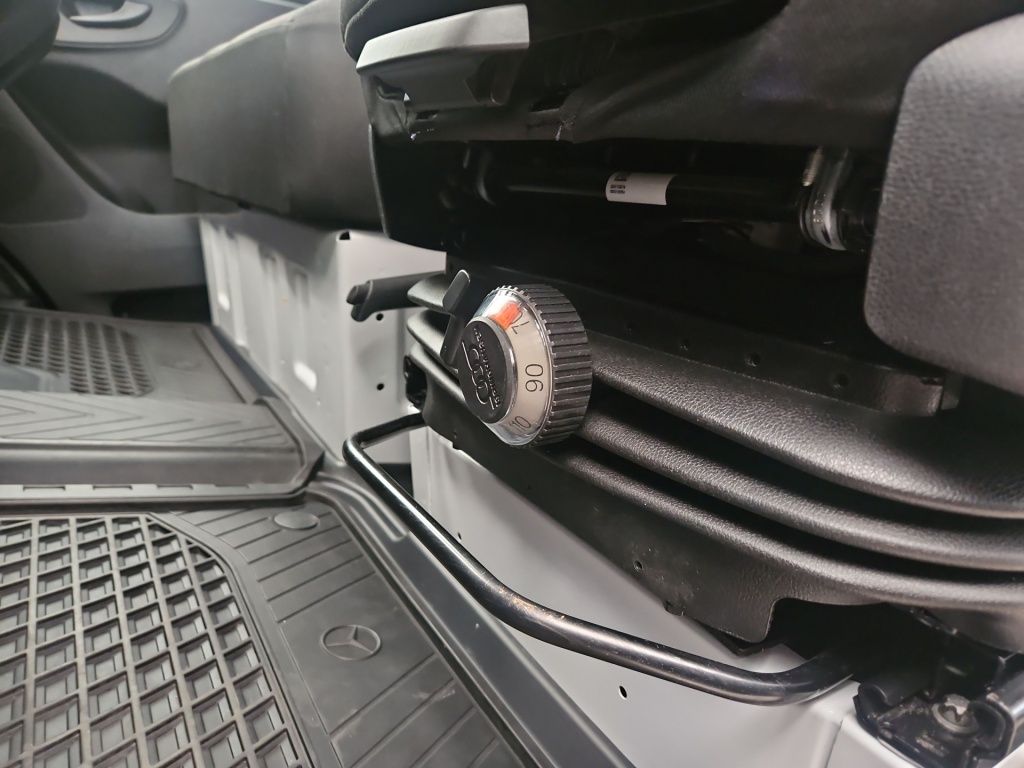 Fahrzeugabbildung Mercedes-Benz Sprinter 317 Kasten L2H2 3,5tAHK Schwingsitz SHZ