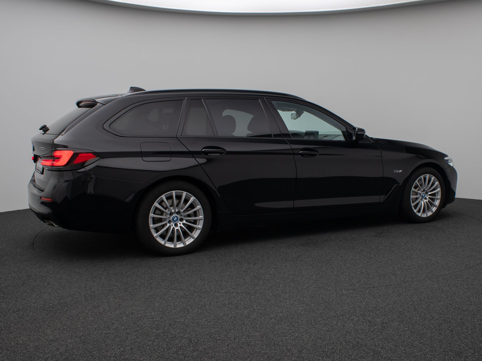 Fahrzeugabbildung BMW 530e Panorama DAB HiFi CockPitPro Alarm PDC LED