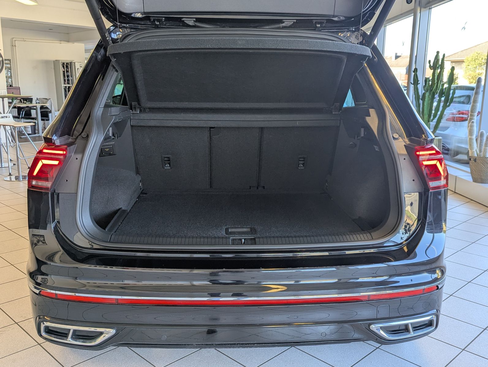 VW Tiguan 2.0 TDI DSG R-Line Matrix Pano HUD AHK 20 - Image 20