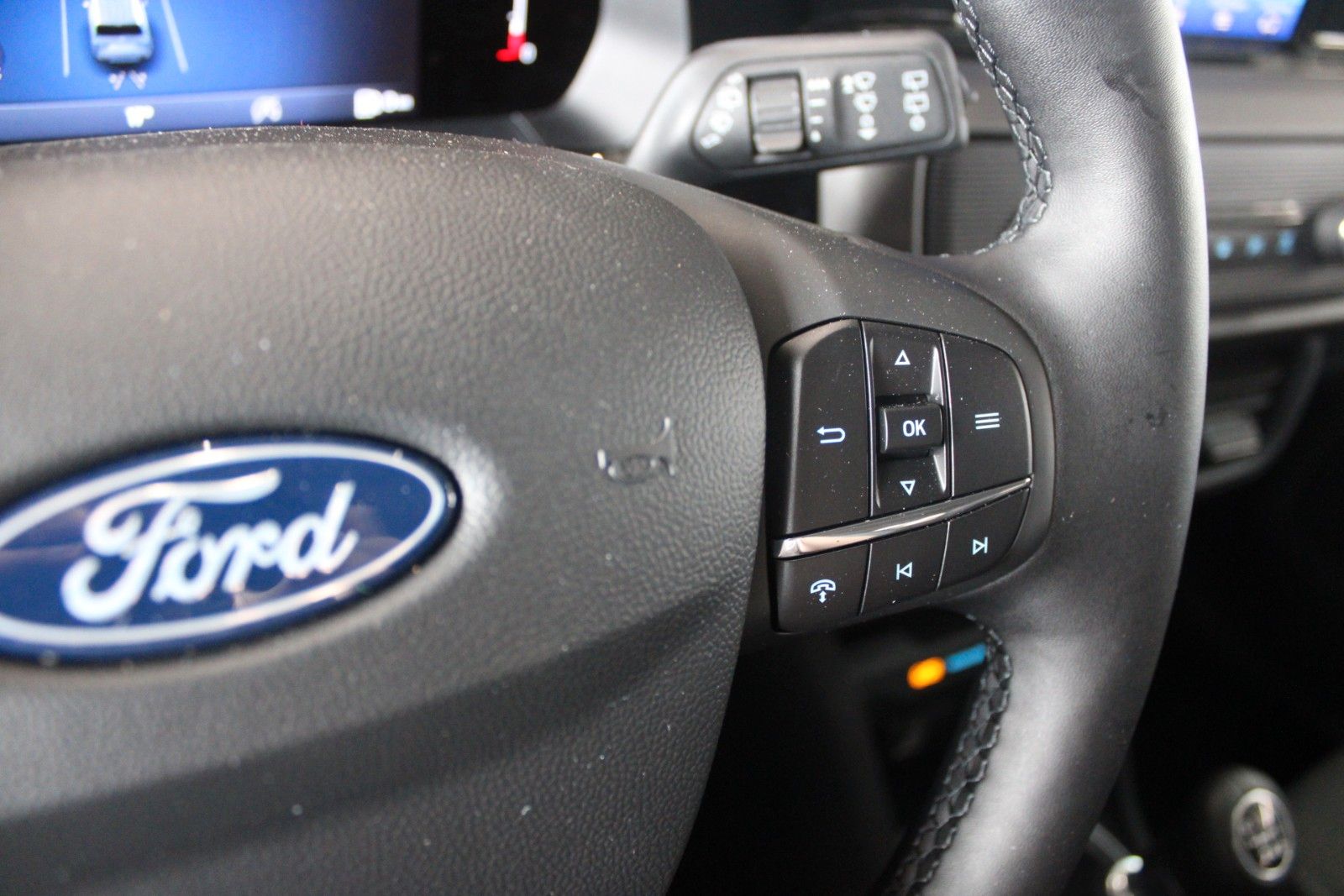 Fahrzeugabbildung Ford Tourneo Courier Titanium Winter + FahrerAssPaket