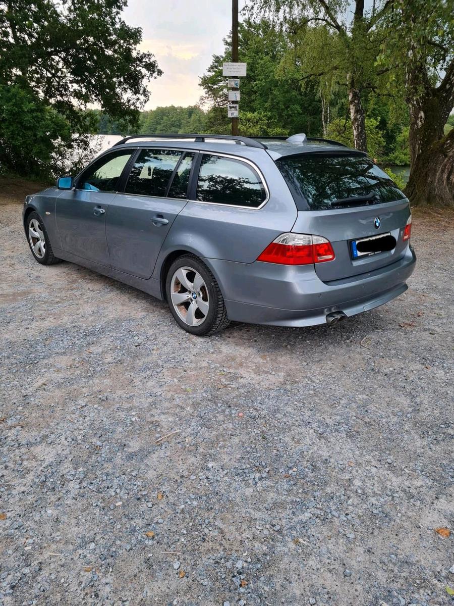 BMW 530 2005 — rear view