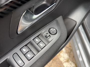 Peugeot 208 Active PT 100 Carplay+DAB+Bluetooth+Klima
