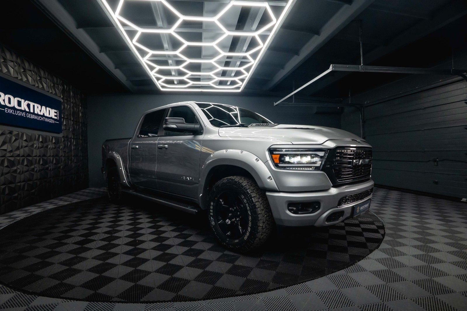 Fahrzeugabbildung Dodge RAM 5.7 V8 HEMI 4x4 OFFROAD Night-Paket *LED*19%