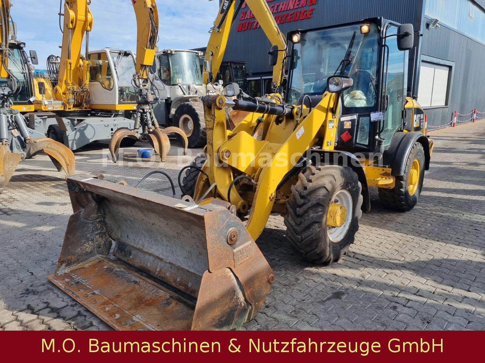 Fahrzeugabbildung CAT 906 H2 / Klappschaufel + Palettengabel/ SW /