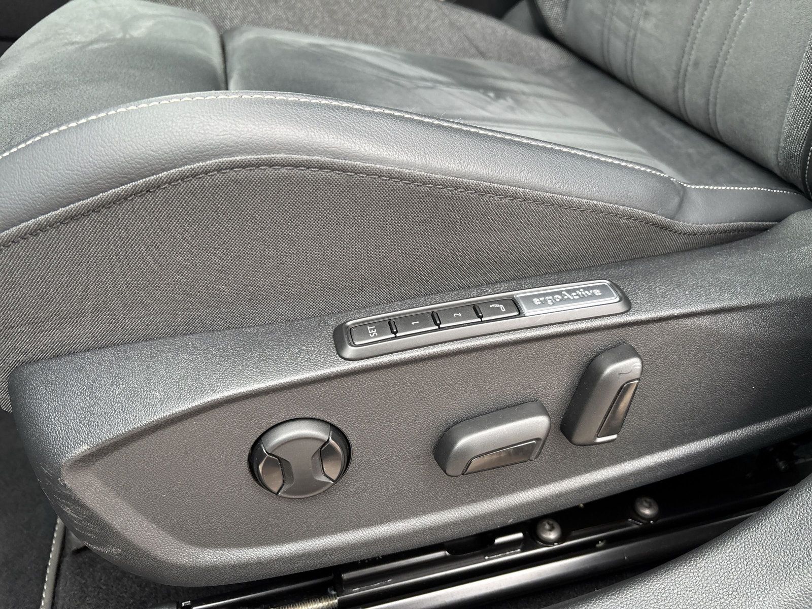 Fahrzeugabbildung Volkswagen Golf 1.5 eTSI Style AHK HuD ACC Kamera Memory