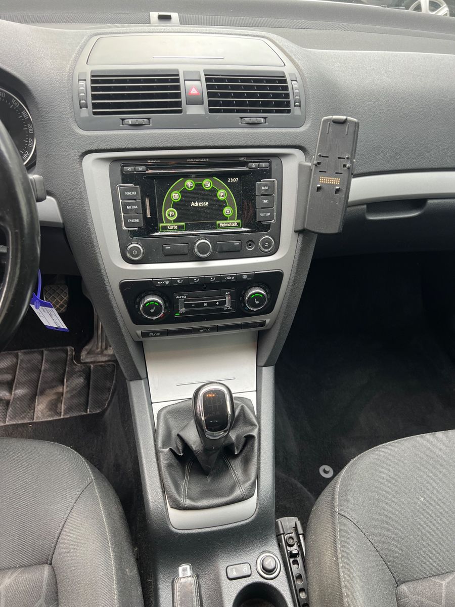 Fahrzeugabbildung SKODA Octavia 1.6 TDI Combi Family * NAVI *AHK*