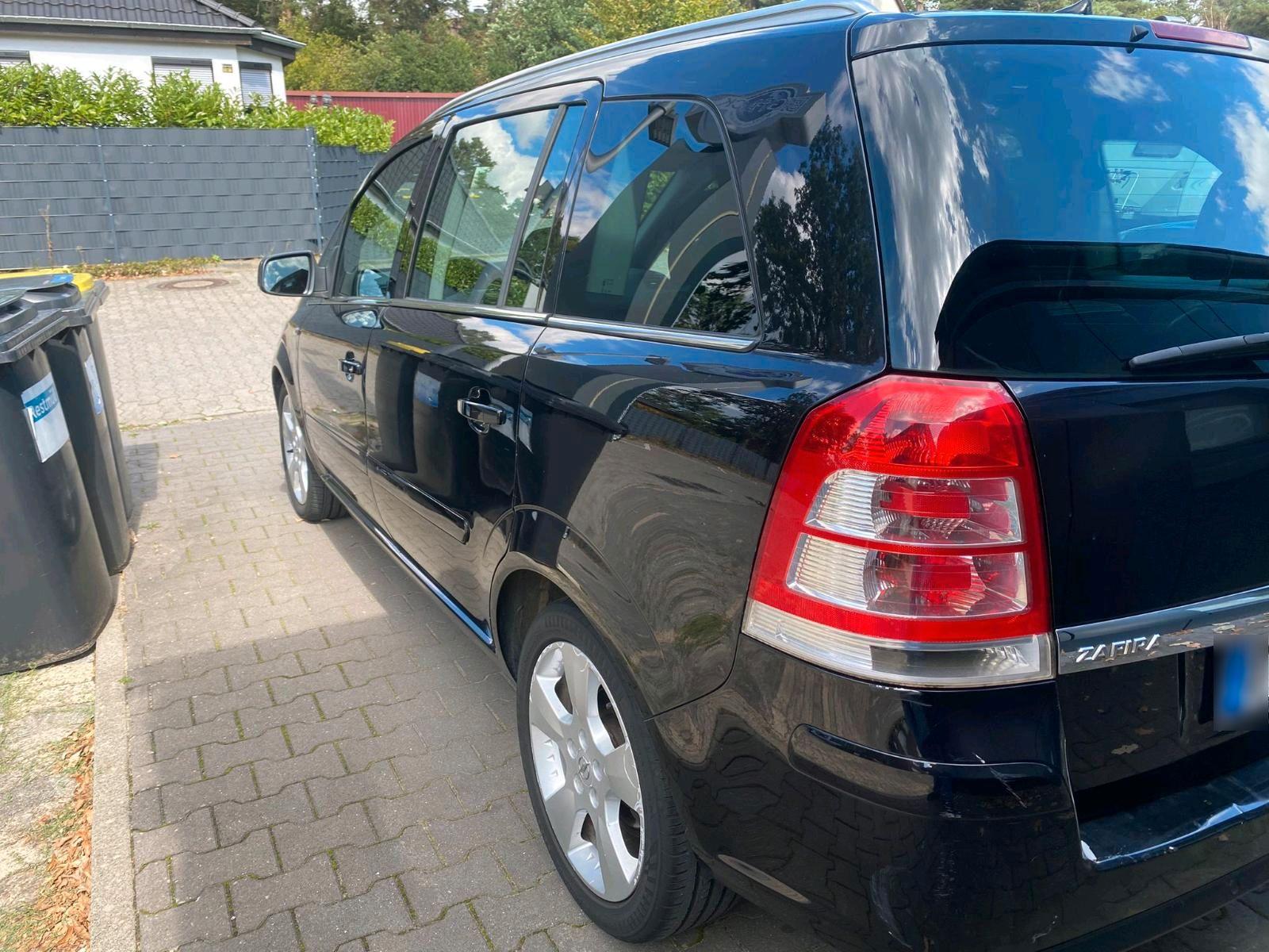 Opel Zafira 2011 — interior
