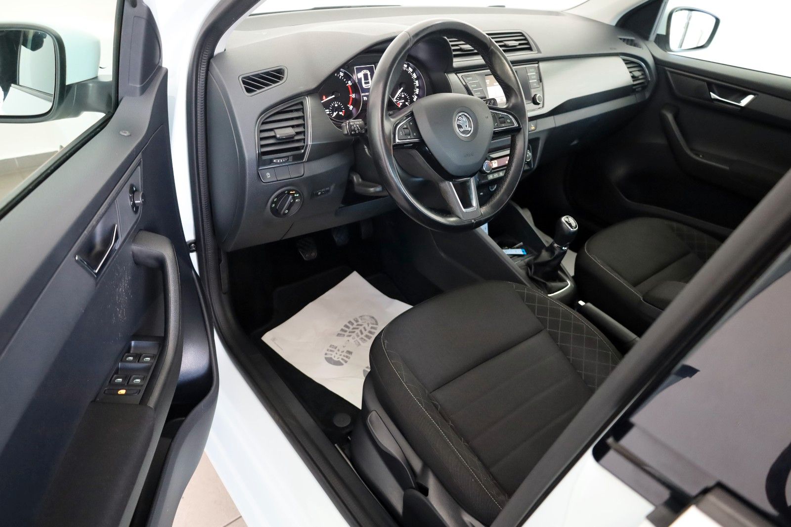 Fahrzeugabbildung SKODA Fabia Combi Style SH,PDC,8-fach bereift!