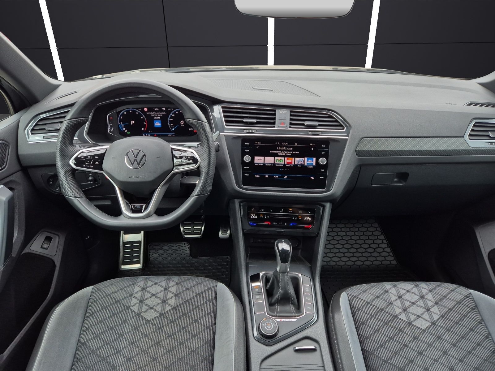 Fahrzeugabbildung Volkswagen Tiguan TSI R-Line 4M DSG Matrix AHK Navi ACC RFK