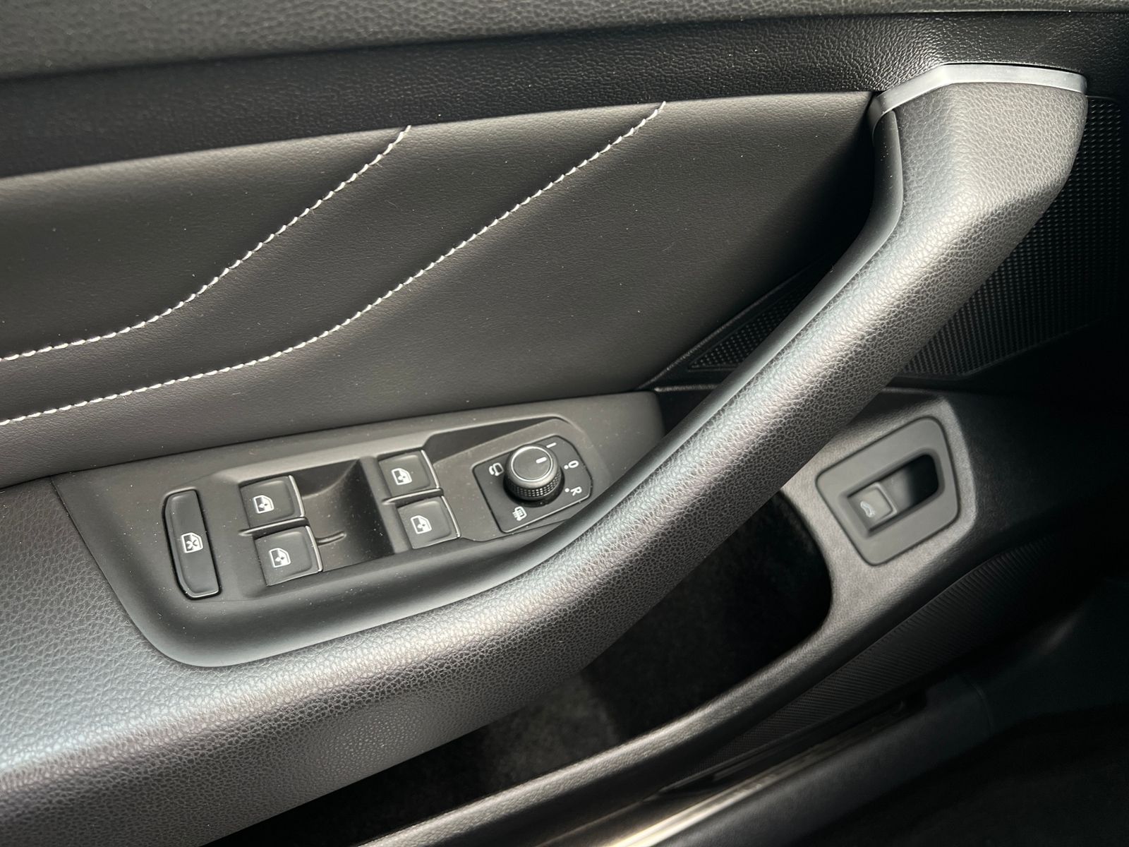 Fahrzeugabbildung Volkswagen Passat Variant Elegance 1.5 TSI DSG *LED, Digita