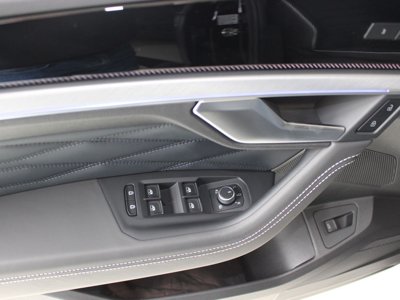 Fahrzeugabbildung Volkswagen Touareg 3,0 TDI SCR 4M R-LINE/AHK/Pano/St.Hz.